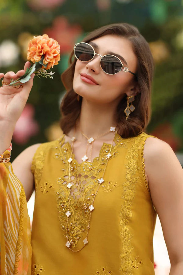NOOR BY SAADIA ASAD LUXE CHIKANKARI D-10
