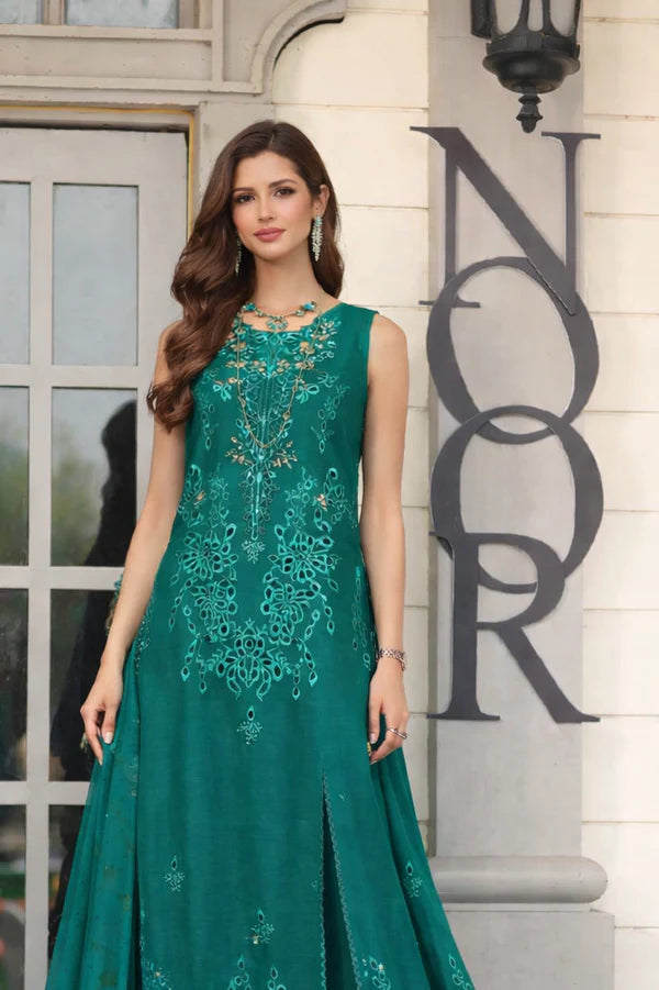 NOOR BY SAADIA ASAD LUXE CHIKANKARI D-01