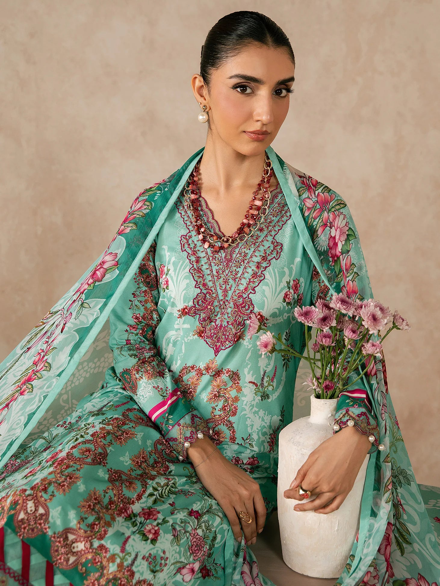 GULAAL SYRA LAWN VAILA