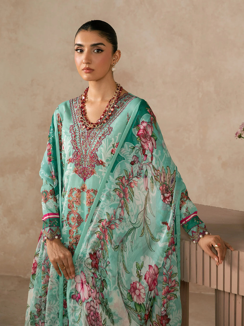 GULAAL SYRA LAWN VAILA