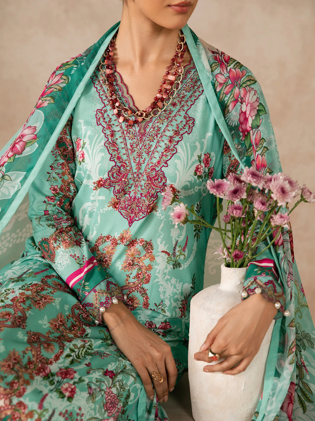 GULAAL SYRA LAWN VAILA