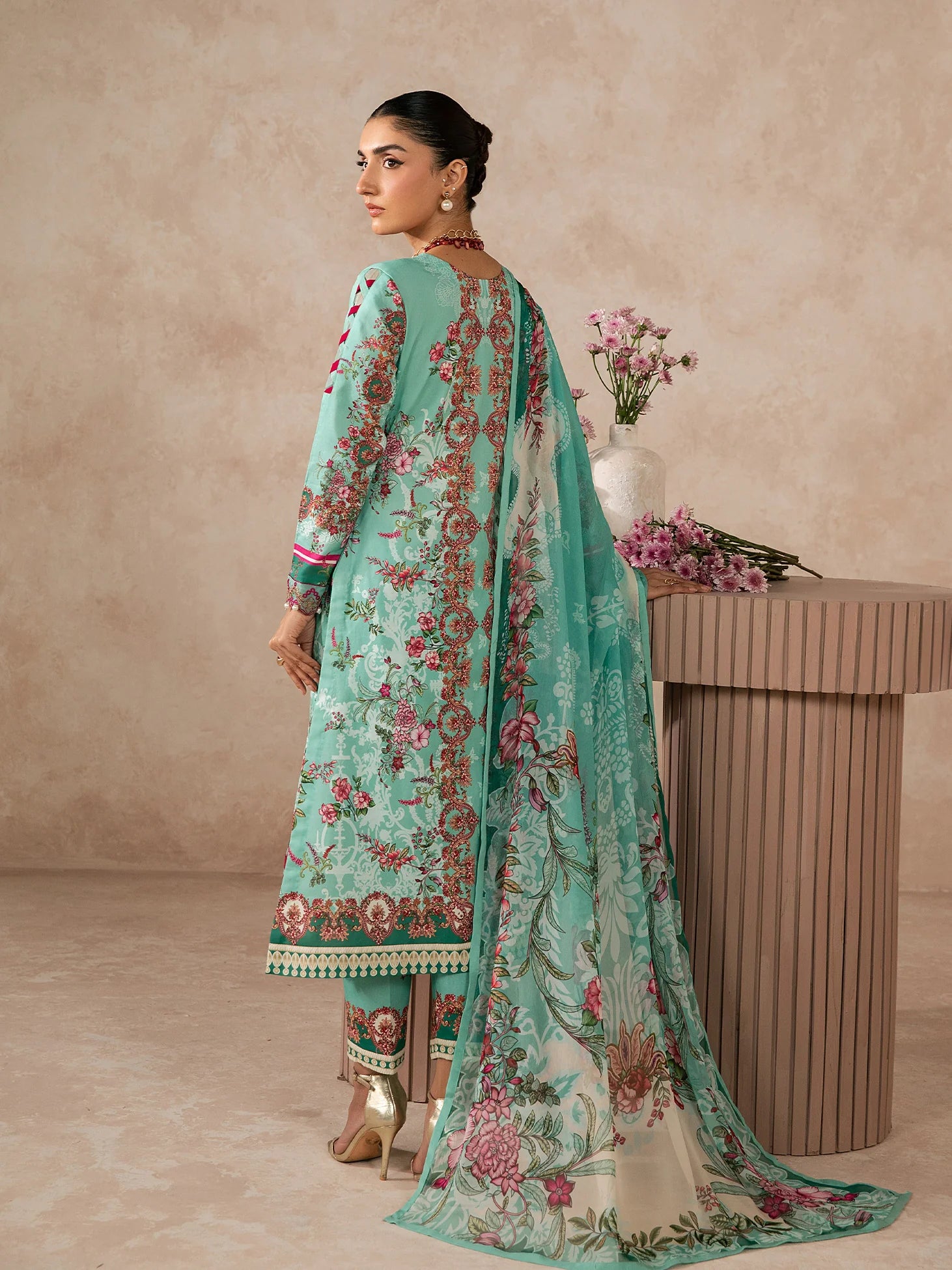 GULAAL SYRA LAWN VAILA