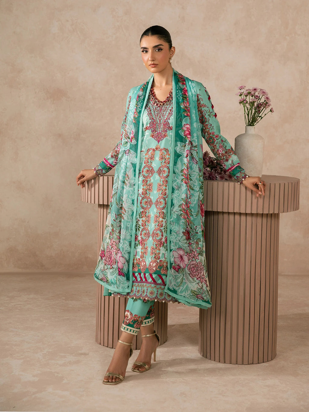 GULAAL SYRA LAWN VAILA