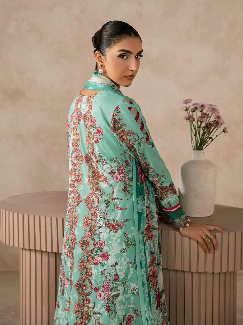 GULAAL SYRA LAWN VAILA