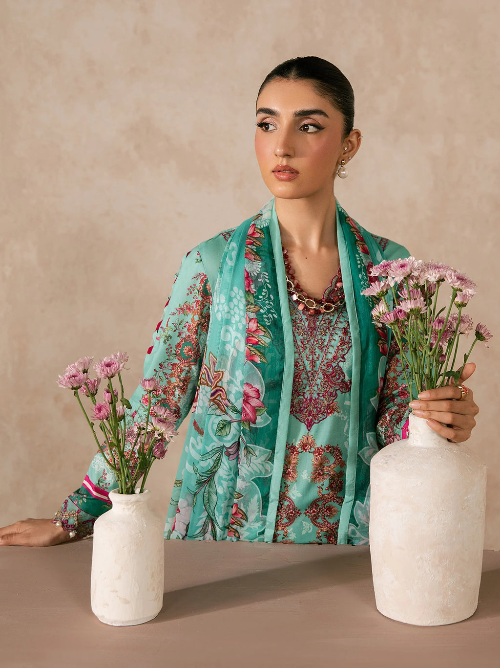 GULAAL SYRA LAWN VAILA