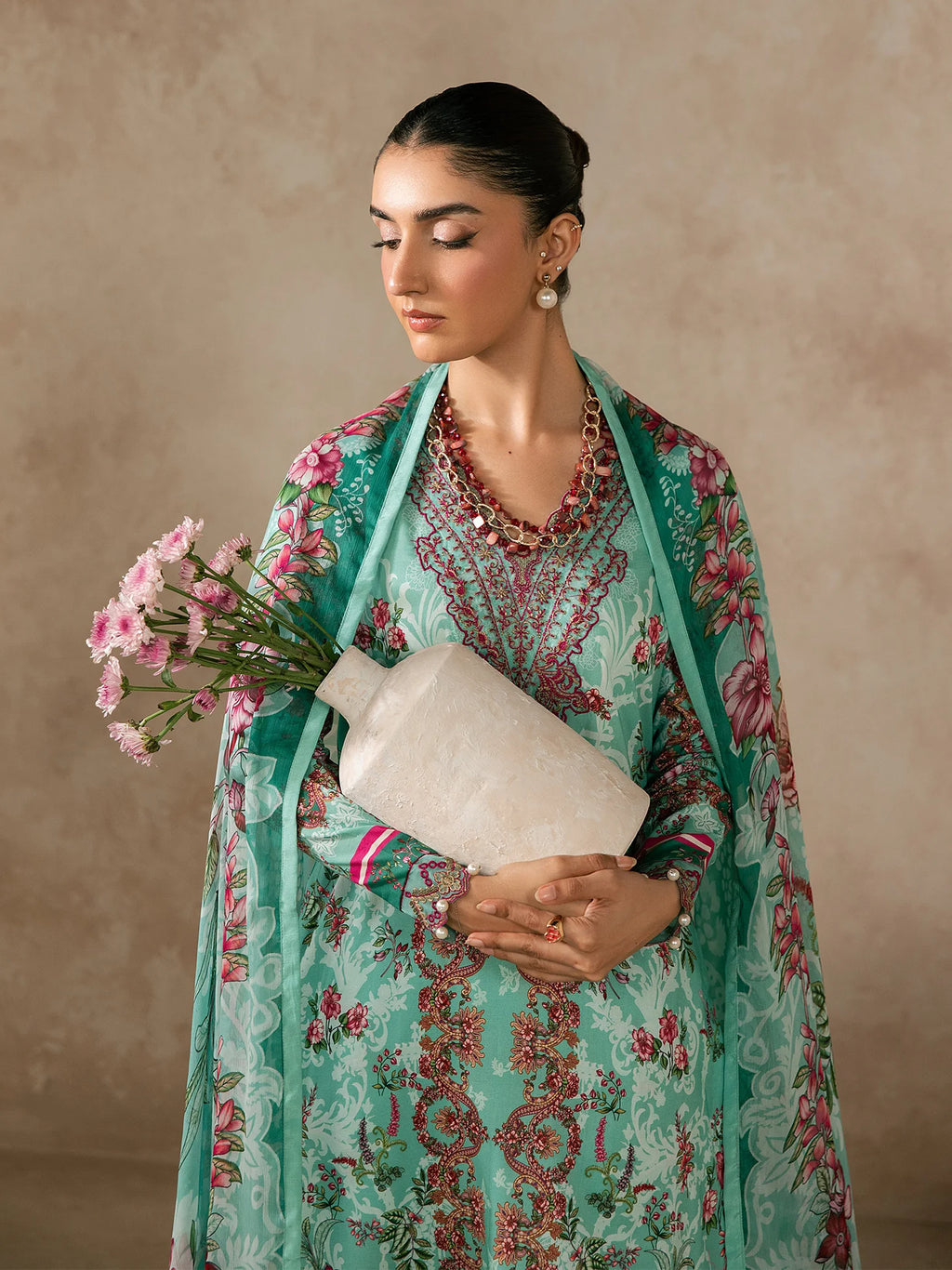 GULAAL SYRA LAWN VAILA
