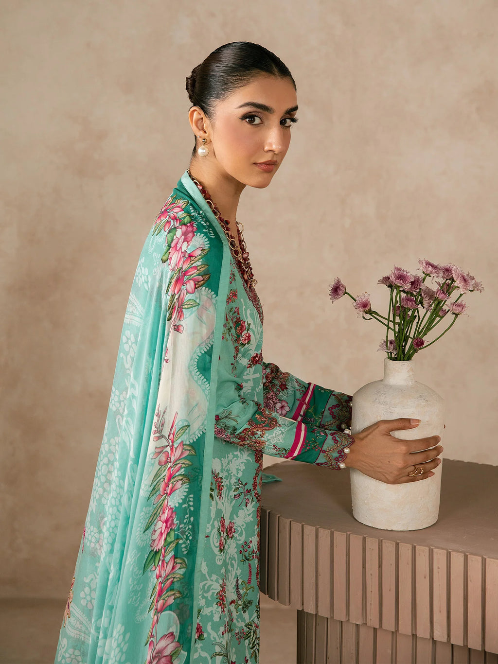 GULAAL SYRA LAWN VAILA