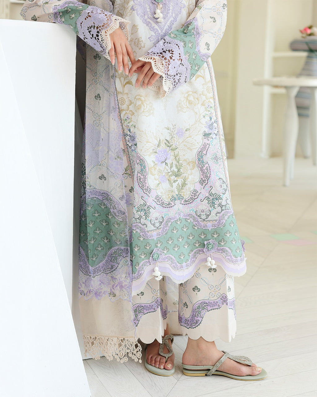 ROHEENAZ PETALS IN PRINI RUNSS260908