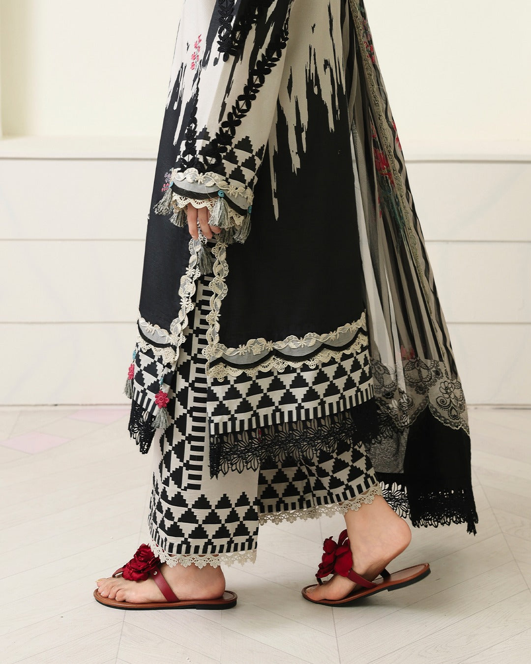 ROHEENAZ PETALS IN PRINI RUNSS260904